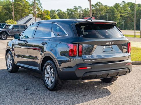 Used 2023 Kia Sorento LX image 5