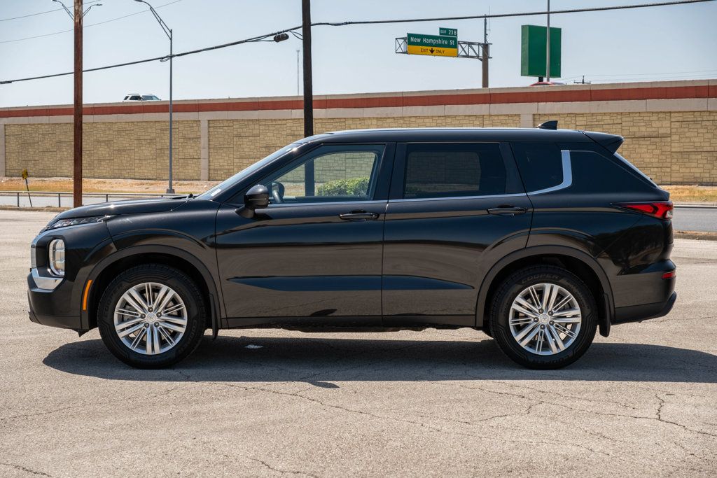 Used 2024 Mitsubishi Outlander ES FWD image 5