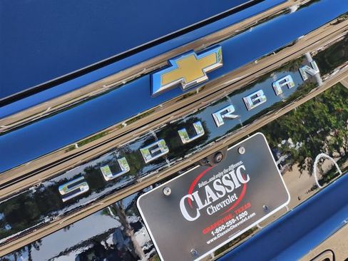 Used 2025 Chevrolet Suburban LS RWD image 9