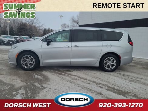 Used 2024 Chrysler Pacifica Limited FWD image 3