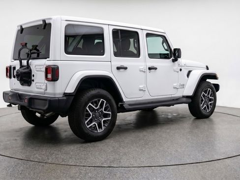 Used 2025 Jeep Wrangler Unlimited Sahara AWD/4WD image 9