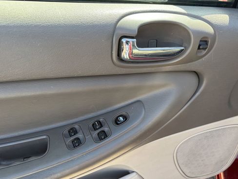 Used 2005 Chrysler Sebring Sedan FWD image 12
