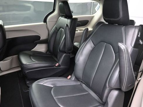 Used 2024 Chrysler Pacifica Limited FWD image 19