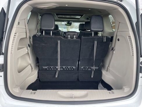 Used 2024 Chrysler Pacifica Limited FWD image 8