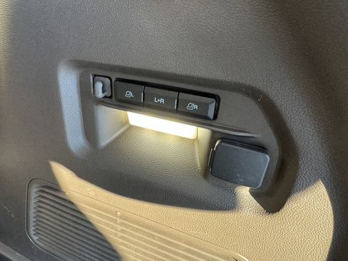 Used 2023 Ford Explorer Platinum w/ Premium Technology Package image 37