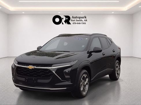 Used 2024 Chevrolet Trax LT FWD image 2