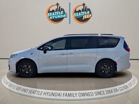 Used 2023 Chrysler Pacifica Limited w/ S Appearance Package FWD image 2
