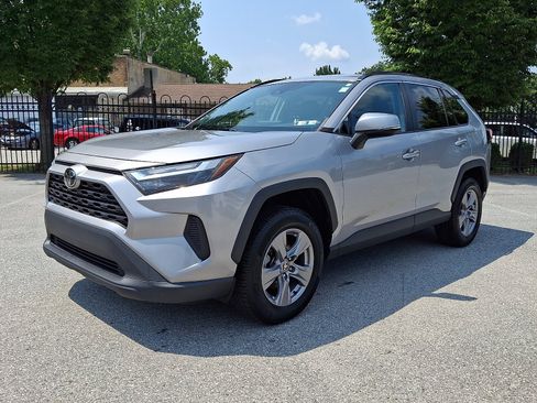 Used 2022 Toyota RAV4 XLE AWD/4WD image 3