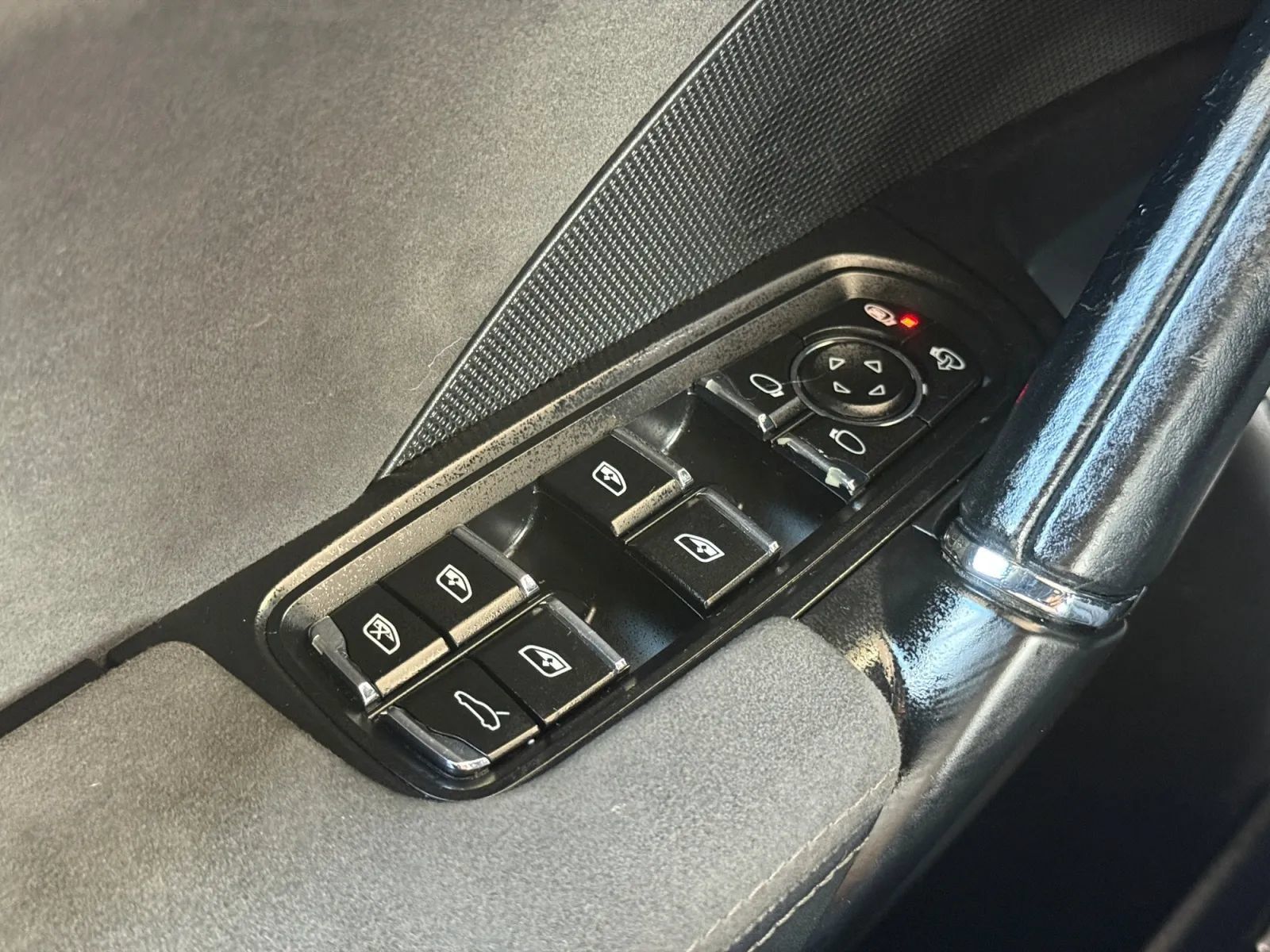 Used 2016 Porsche Cayenne GTS AWD/4WD image 40