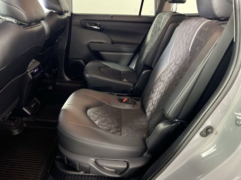 Used 2024 Toyota Highlander XLE image 26