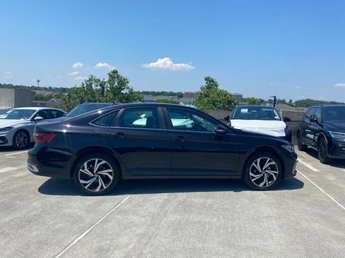 Used 2025 Volkswagen Jetta SEL FWD image 2