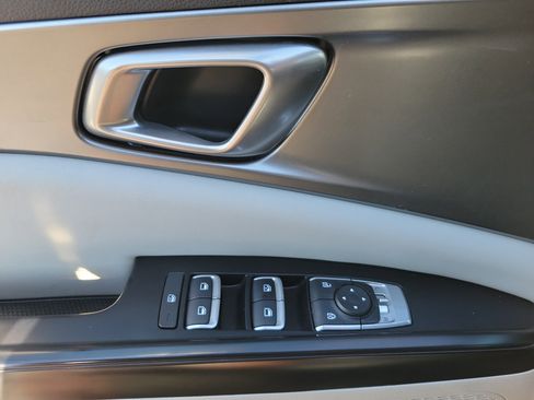 Used 2023 Kia Carnival LX image 7