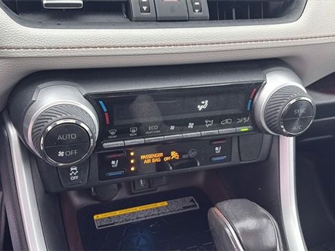 Used 2020 Toyota RAV4 Limited image 14