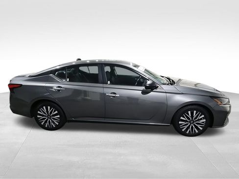 Used 2024 Nissan Altima 2.5 SV FWD image 9