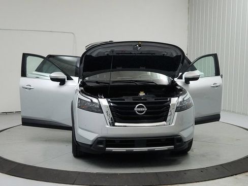 Used 2025 Nissan Pathfinder SL AWD/4WD image 10