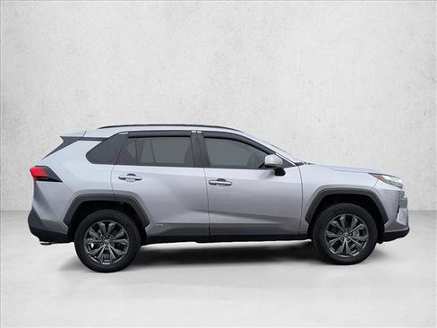 Used 2022 Toyota RAV4 XLE Premium image 4