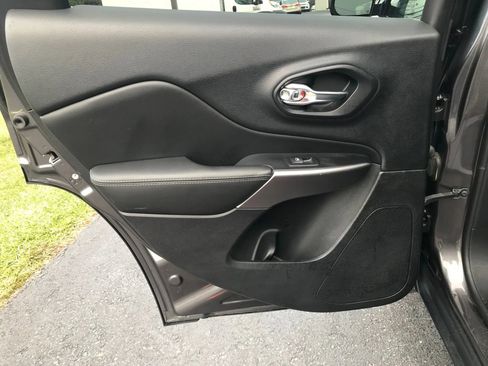 Used 2019 Jeep Cherokee Limited w/ Technology Group image 38