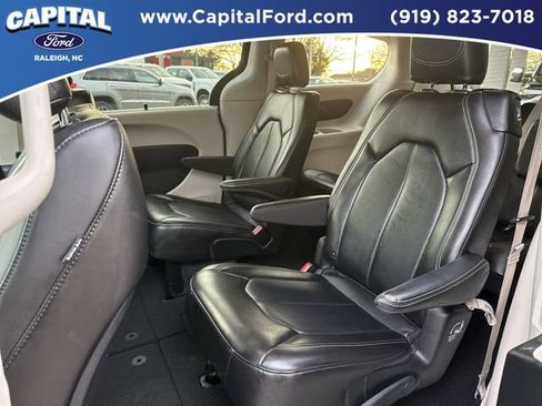 Used 2024 Chrysler Pacifica Touring-L image 16