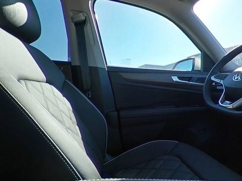 Used 2025 Volkswagen Atlas SEL Premium R-Line image 23