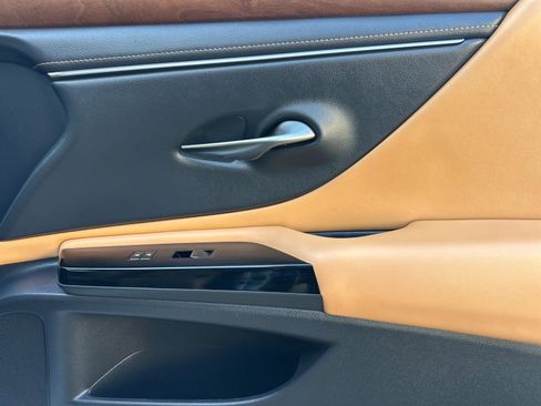 Used 2025 Lexus ES 300h w/ Premium Package image 19