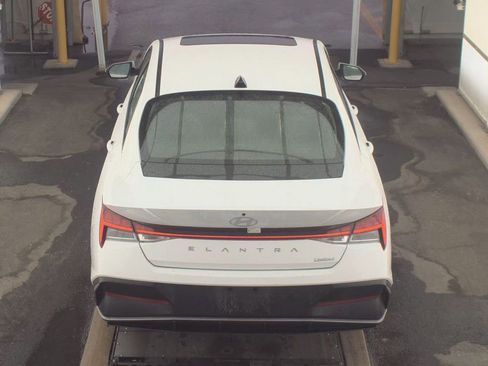 Used 2025 Hyundai Elantra Limited FWD image 3