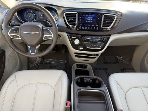 Certified 2017 Chrysler Pacifica Touring-L image 9