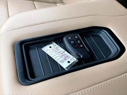 Used 2024 Chevrolet Suburban Premier image 35