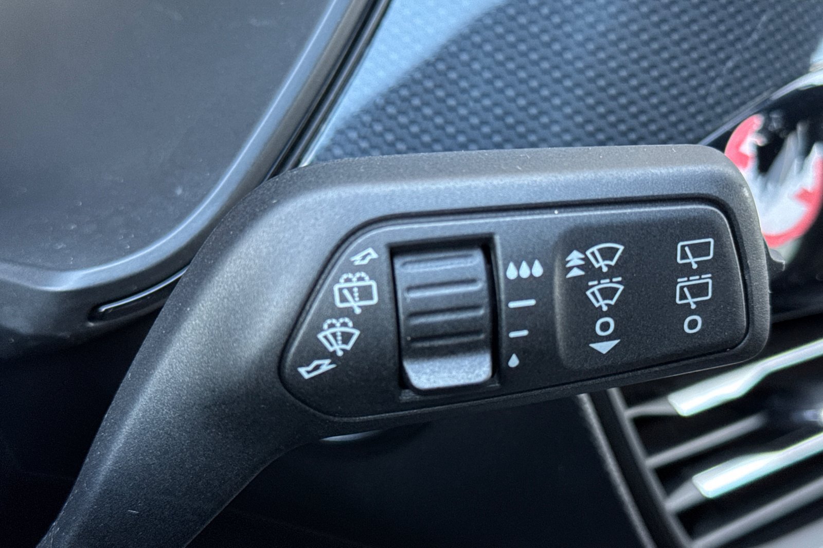 Used 2025 Ford Escape ST-Line FWD image 38