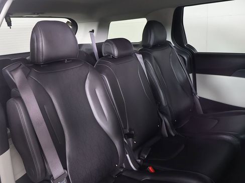 Used 2024 Kia Carnival LX image 23