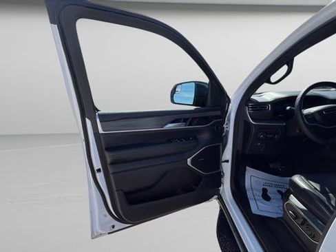 Used 2024 Jeep Wagoneer Series II w/ Flexible Seating Group image 9