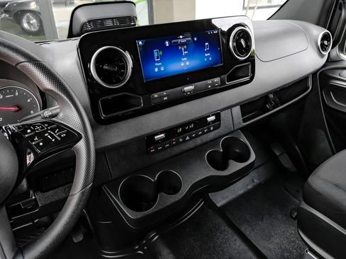 Used 2025 Mercedes-Benz Sprinter 2500 image 19