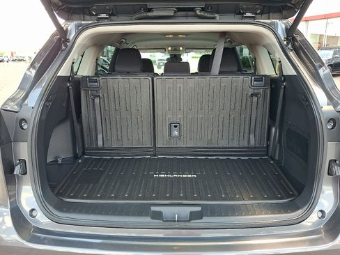 Used 2025 Toyota Highlander LE AWD/4WD image 28