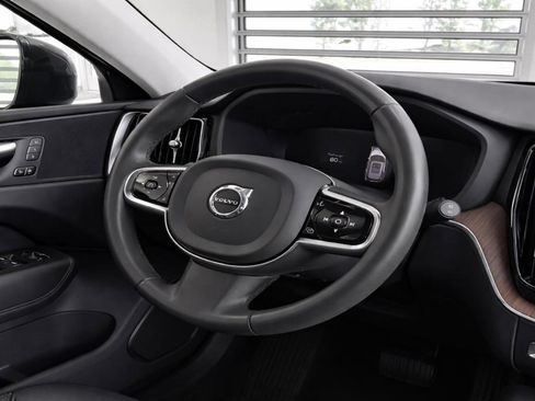 Used 2023 Volvo XC60 B5 Plus AWD/4WD image 16