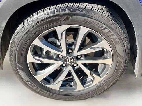 Used 2024 Toyota Corolla Cross XLE w/ Convenience Package image 33