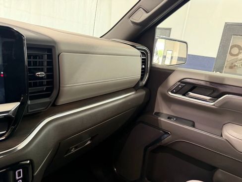 Used 2024 GMC Sierra 1500 SLT image 17