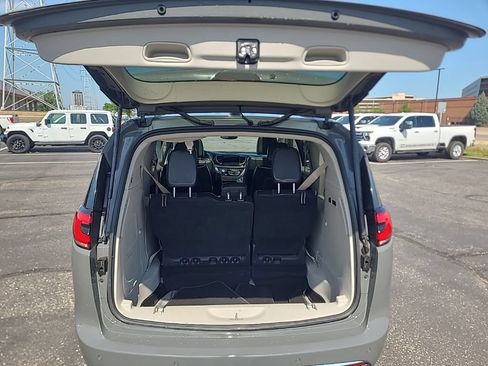 Used 2022 Chrysler Pacifica Limited FWD image 11