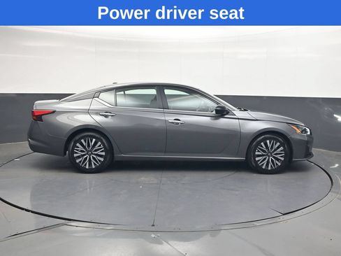 Used 2025 Nissan Altima 2.5 SV FWD image 3