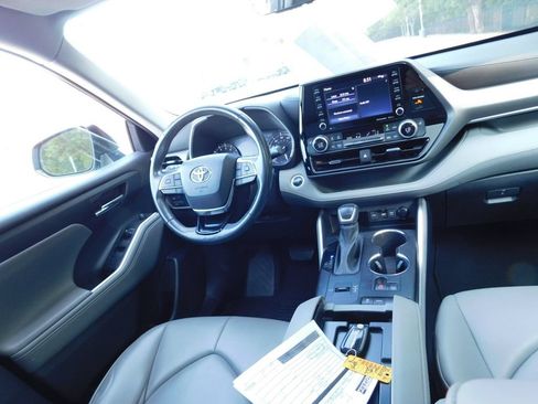 Used 2021 Toyota Highlander XLE FWD image 7