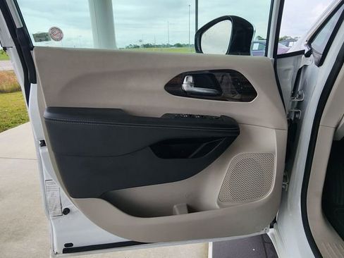 Used 2023 Chrysler Pacifica Limited FWD image 14