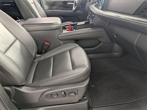 Used 2025 Chevrolet Suburban Z71 image 36