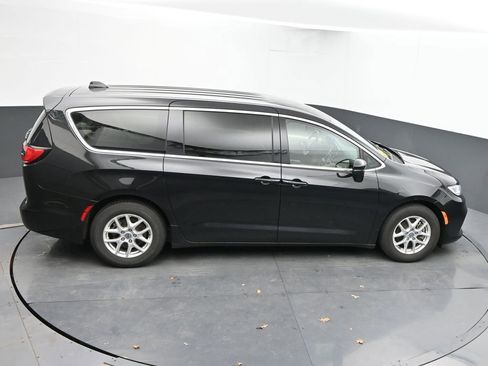 Used 2023 Chrysler Pacifica Touring-L image 43