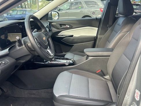 Used 2025 Chevrolet Trax LT w/ LT Convenience Package FWD image 8