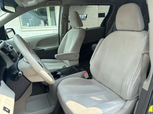 Used 2013 Toyota Sienna LE w/ Towing Pkg FWD image 10