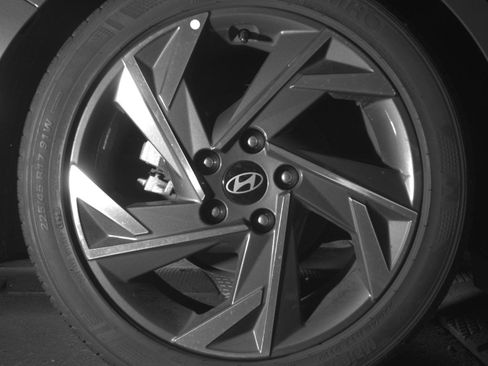 Used 2025 Hyundai Elantra Limited FWD image 18