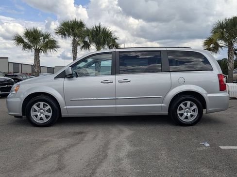 Used 2012 Chrysler Town & Country Touring FWD image 8