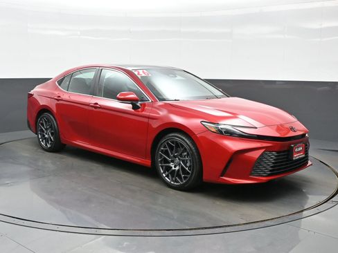 Used 2026 Toyota Camry XLE AWD/4WD image 8