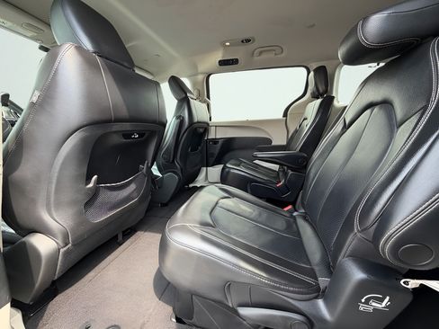 Used 2022 Chrysler Pacifica Touring-L FWD image 16