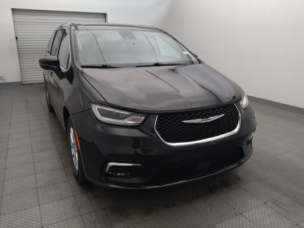 Used 2023 Chrysler Pacifica Touring-L FWD image 14