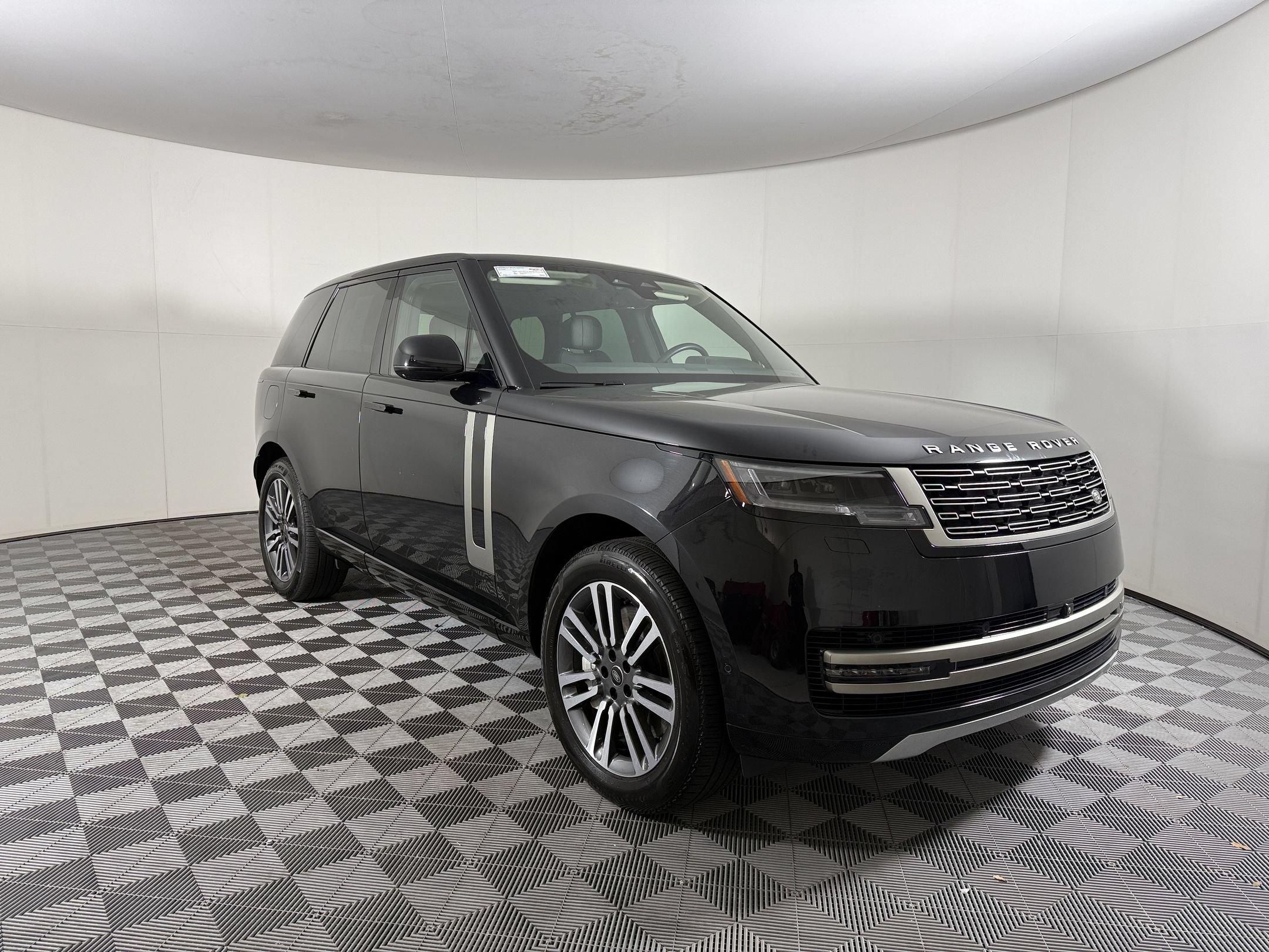 Used 2025 Land Rover Range Rover SE AWD/4WD image 7