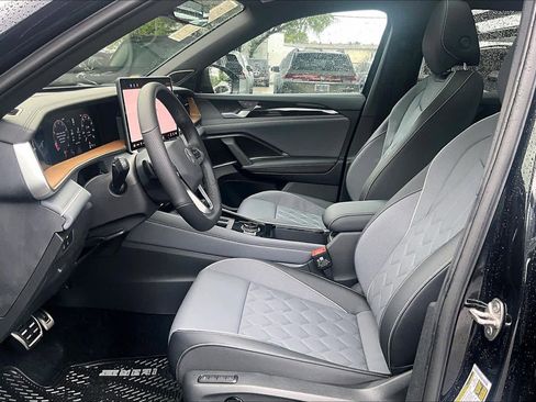 New 2026 Volkswagen Tiguan SEL R-Line AWD/4WD image 9